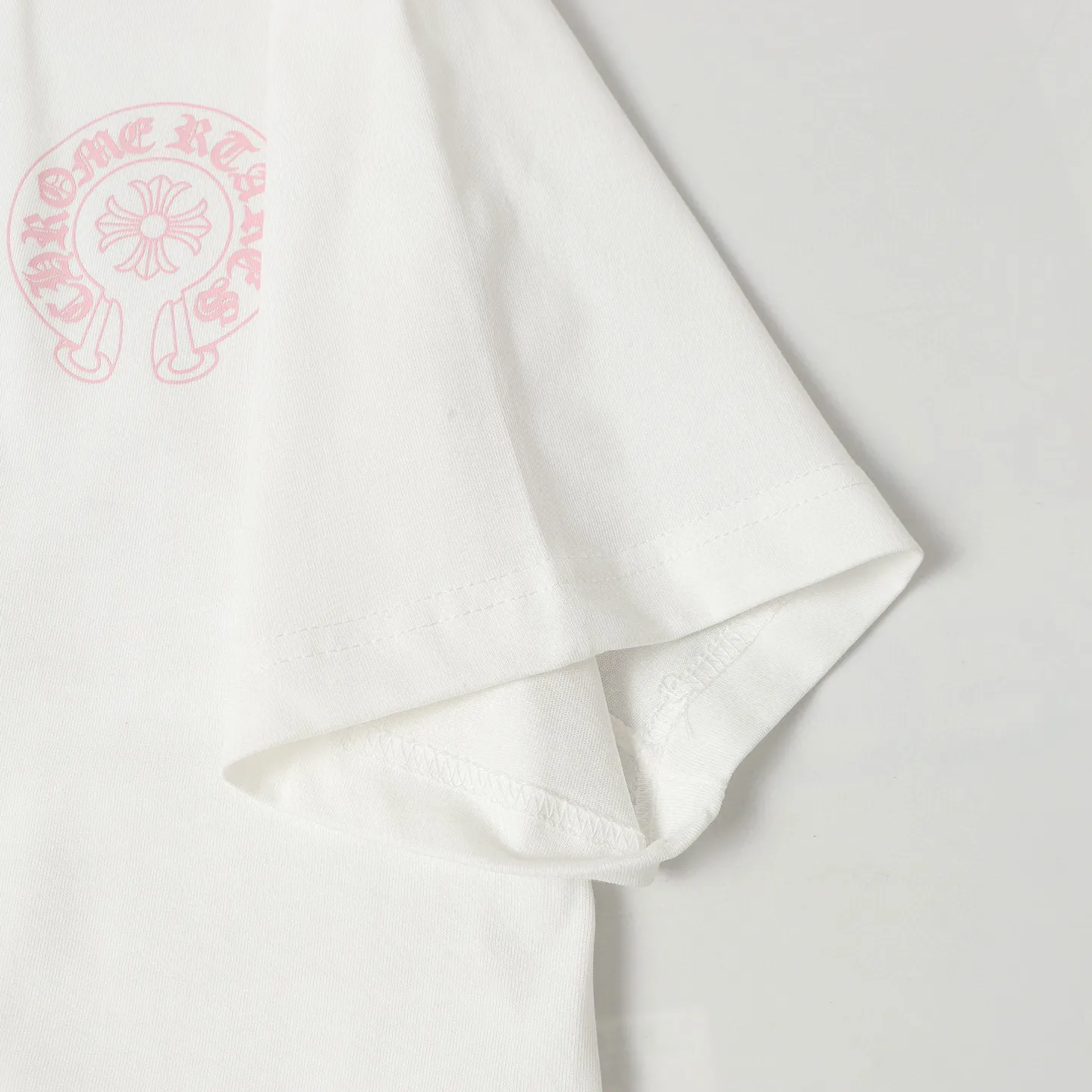 🅿️170 CHROME HEARTS/Chrome Heart CH Sanskrit printed short-sleeved T-shirt The fabric is made of 280g heavy combed cotton, customized with 32 count 1*1 threads, and washed twice for ready-to-wear. The fabric is comfortable and skin-friendly without any strange feeling. Custom-dyed fabric, with high textile density, good drape, and not easy to deform. The thick texture and tight spinning process will not affect the breathability of the fabric. The color saturation is very high. Imported digital direct-injection printing technology. A versatile and good-looking short-sleeve. The loose version covers the flesh and makes you look slimmer. It is the same style for men and women. It has three complete standards. Color: Black-White Size: XS-L